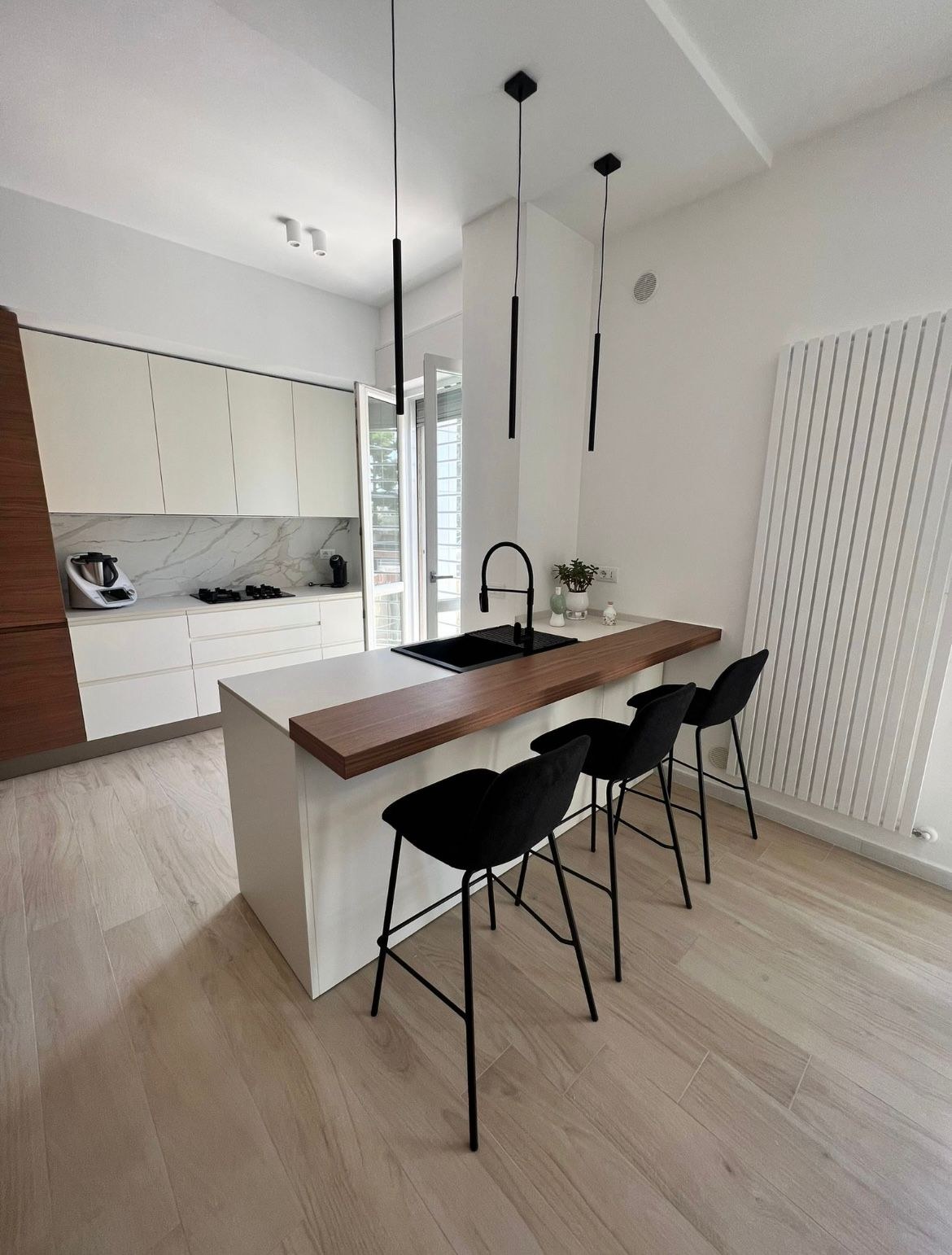 Cucina e zona giorno dopo una ristrutturazione completa a Bari