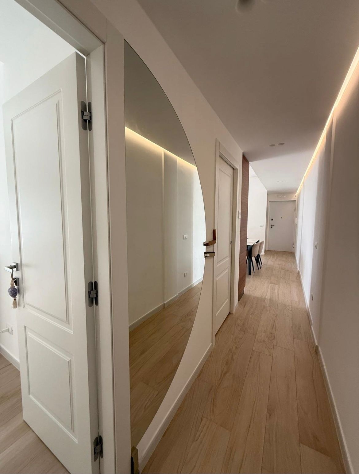 Corridoio con pavimenti e finiture realizzati a Bari